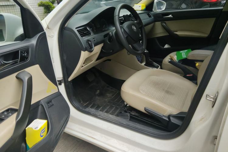 Used Skoda Rapid 2015 1.6L Automatic Smart Selection Model
