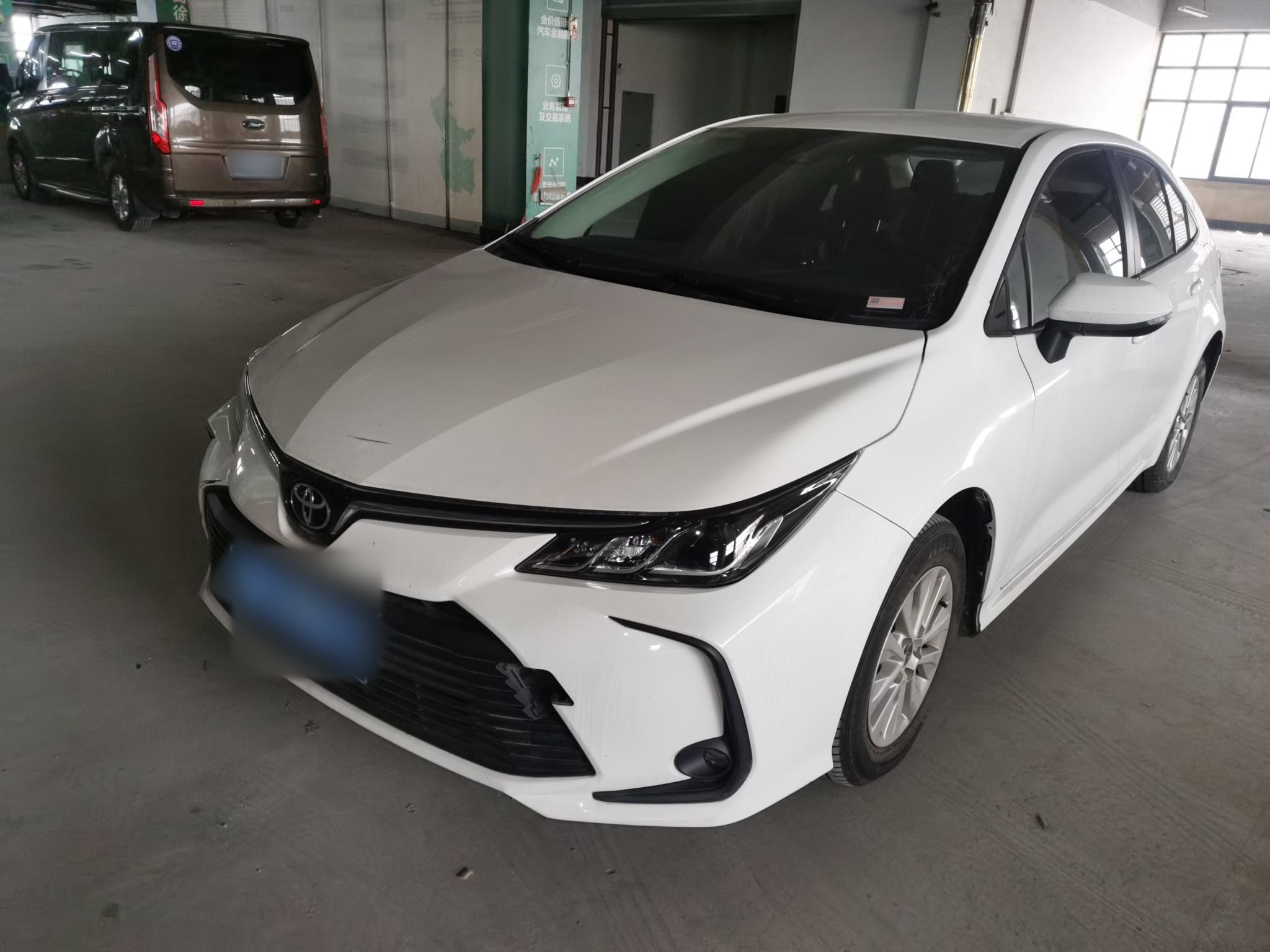 تحت مقدمة السيارة