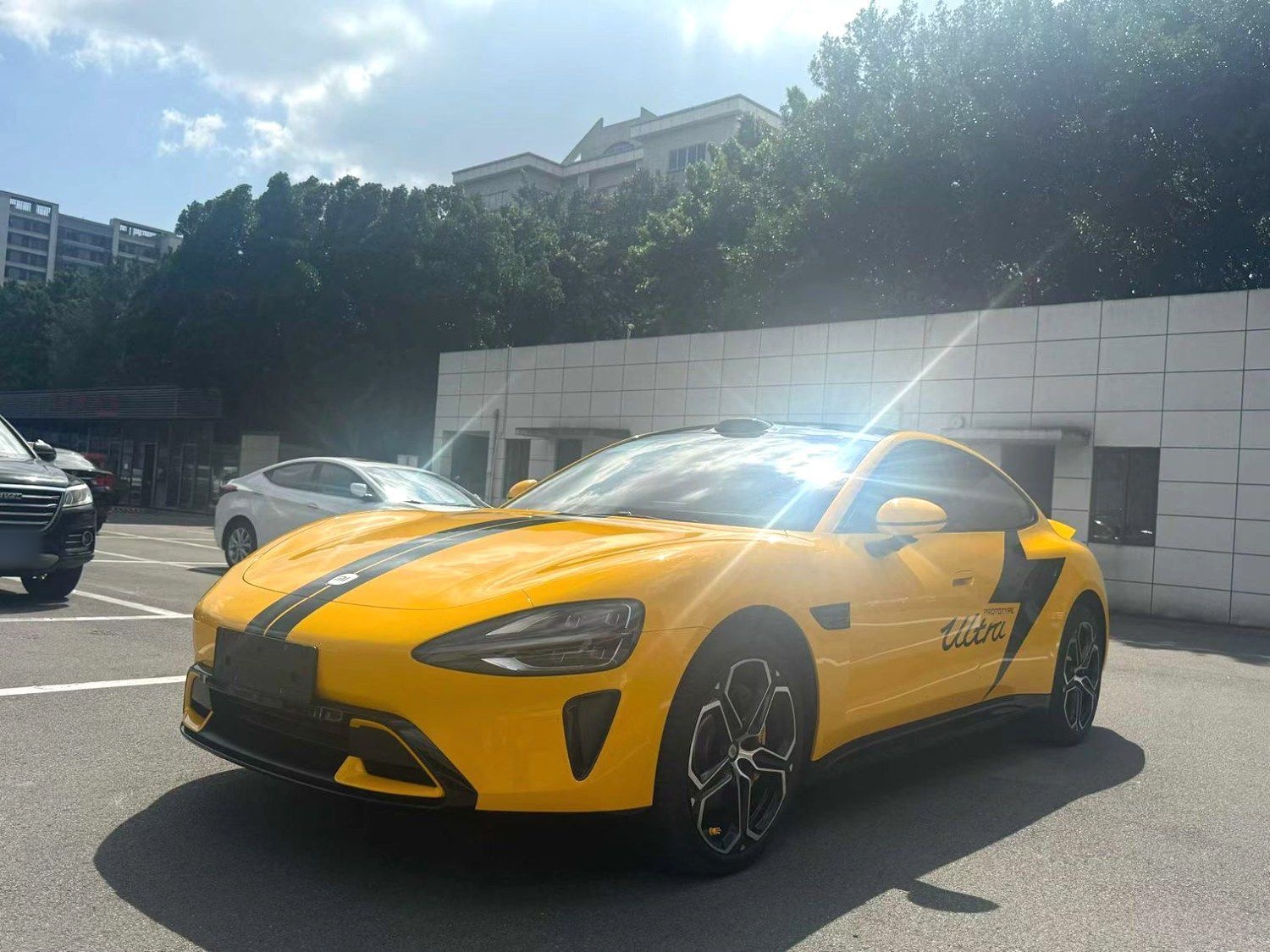 تحت مقدمة السيارة