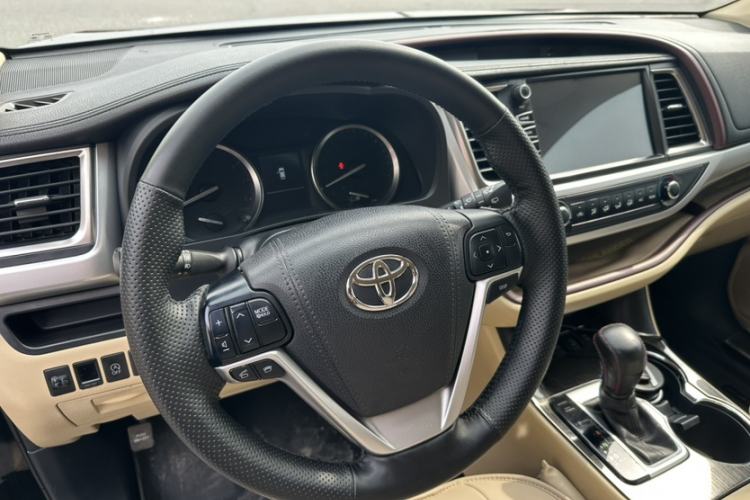 Used Toyota Highlander 2015 2.0T Four-Wheel Drive Elite Edition 7-Seater Interior 2