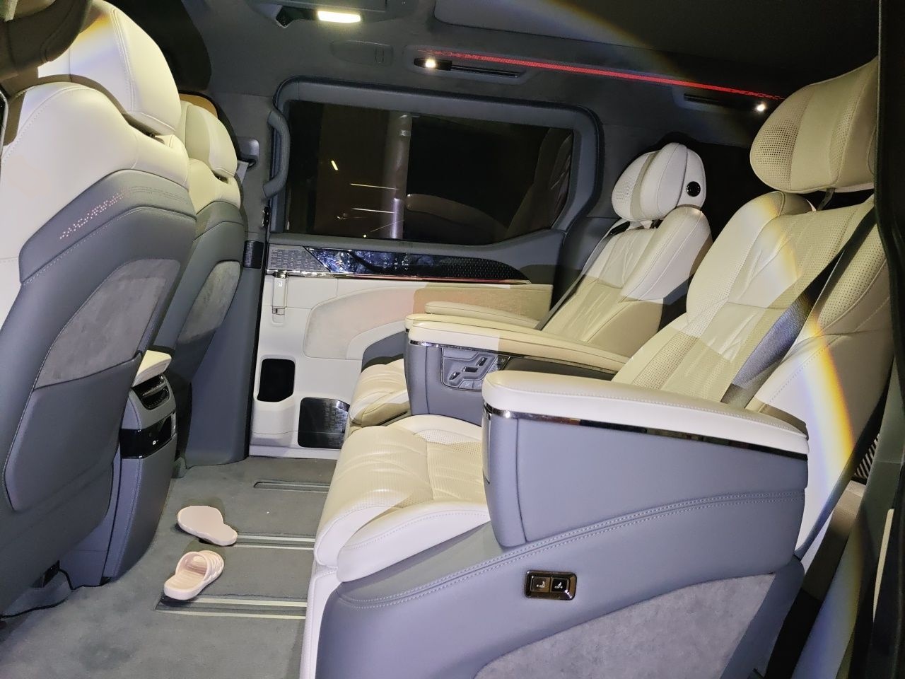 Zeekr 009 2024 7-Seater Walk-Through Version Four-Wheel Drive 108 kWh — снимка 17