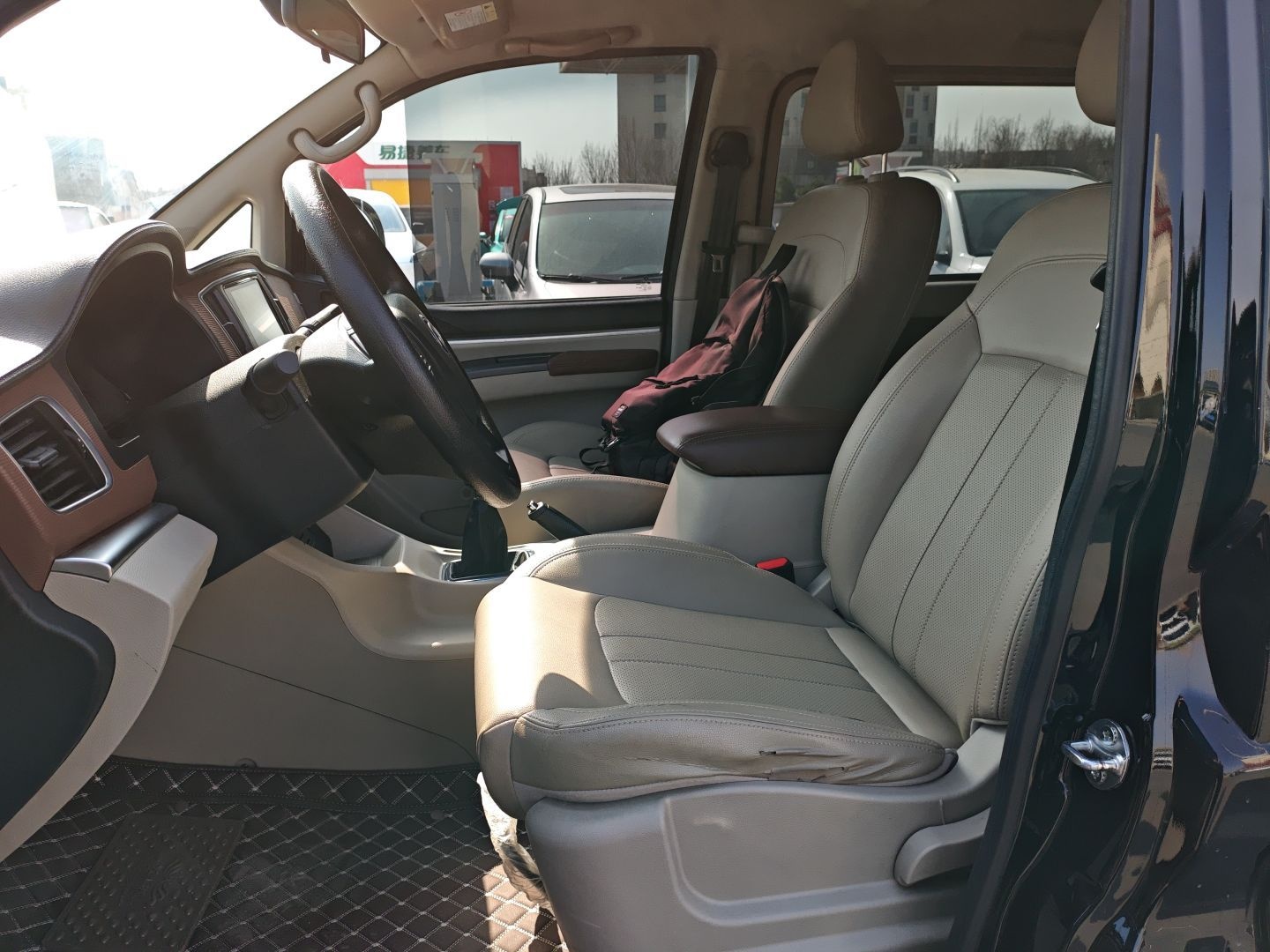 المقاعد الأمامية داخل السيارة