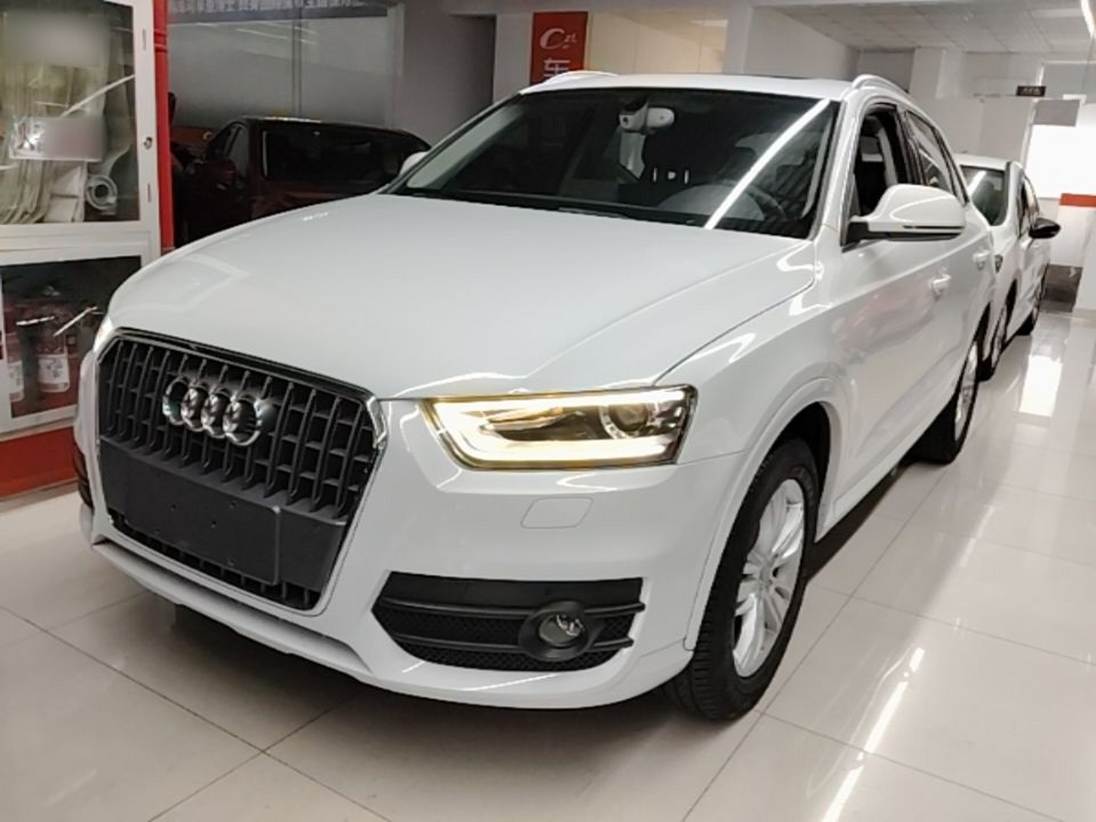 Unter der Vorderseite des Autos