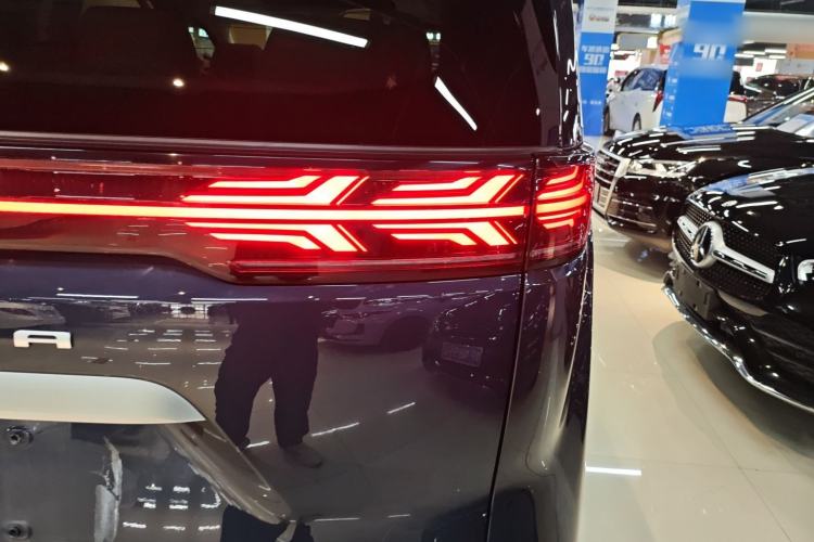 Used Denza D9 2022 DM-i 1040 Prestige Model