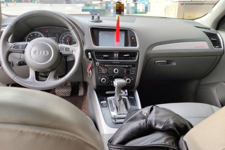 Used Audi Q5 2015 40 TFSI Technology Edition Center Console