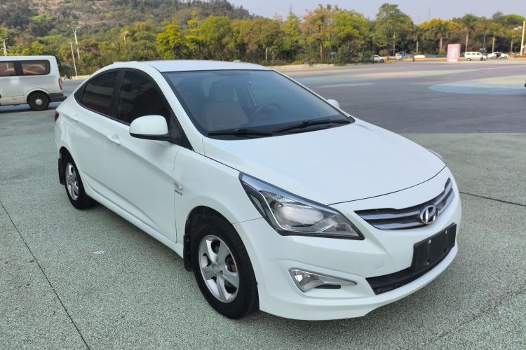 Used Hyundai Verna (older generation) 2014 1.4L Automatic Smart GLS Front Right 45 Deg