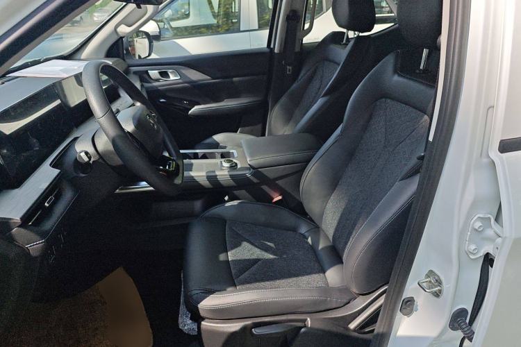 Used Changan Hunter 2024 Warrior Edition Luxury Model Dual-Motor All-Wheel Drive with Extra-Long Cargo Box
