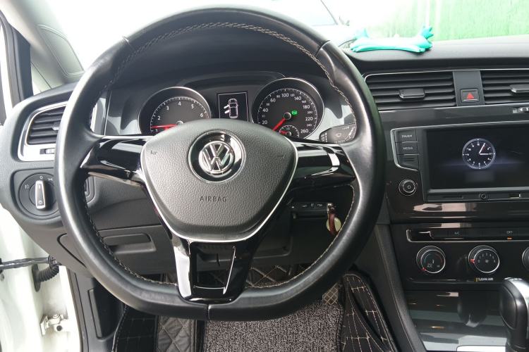 Used Volkswagen Golf 2017 230TSI Automatic Comfort Edition – Celebrating Milestone of One Million Units Steering Wheel