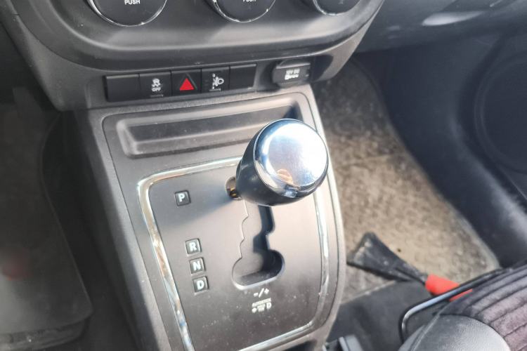 Used Jeep Compass 2011 2.0L two-wheel drive sport version
