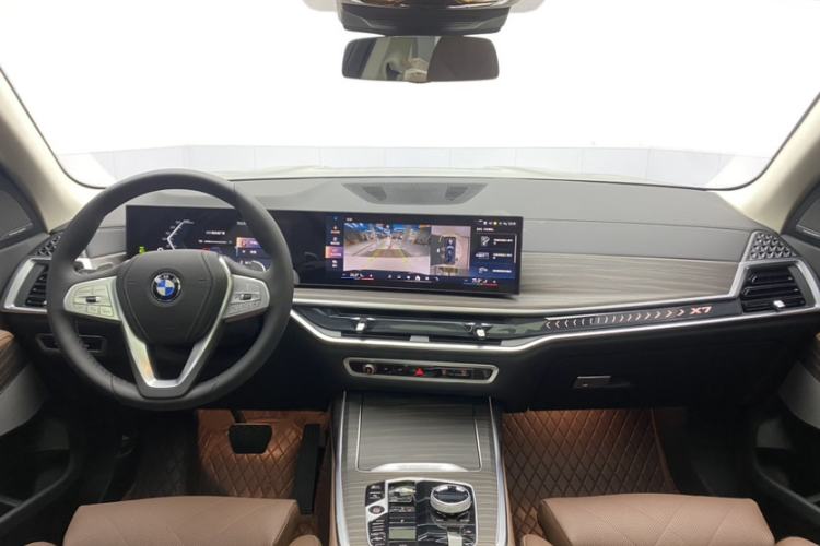 Used BMW X7 2024 xDrive40i Luxury Package – Leading Model Interior 1