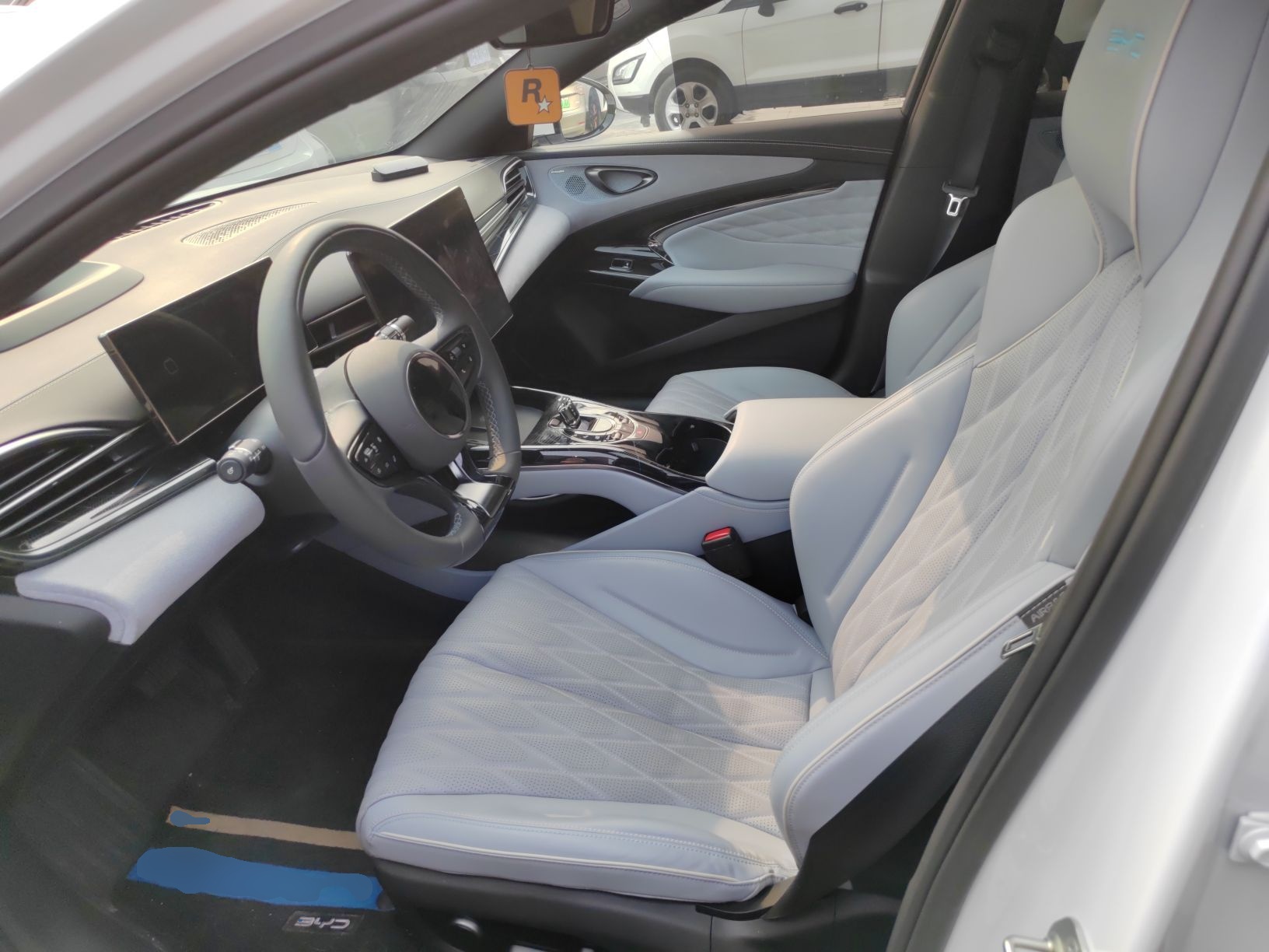 Переднее сиденье в автомобиле