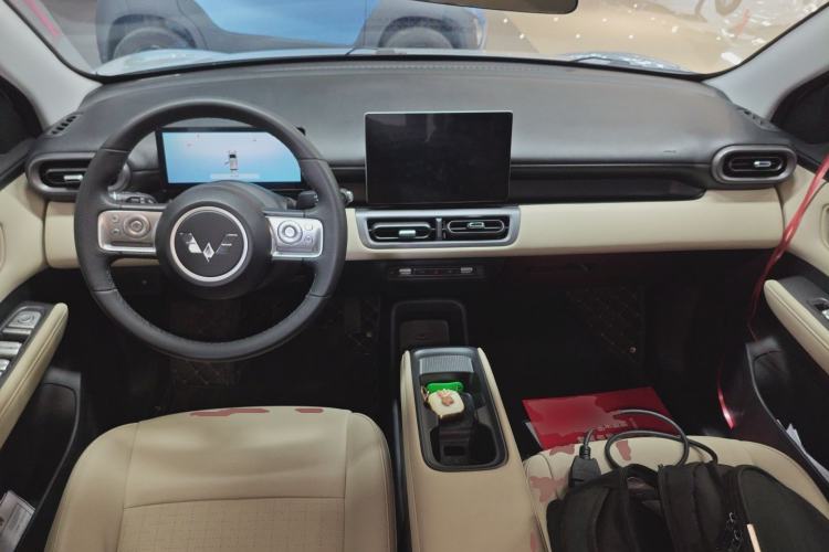 Used Wuling Bingo PLUS 2024 330 km Range Five-Seater Version Center Console