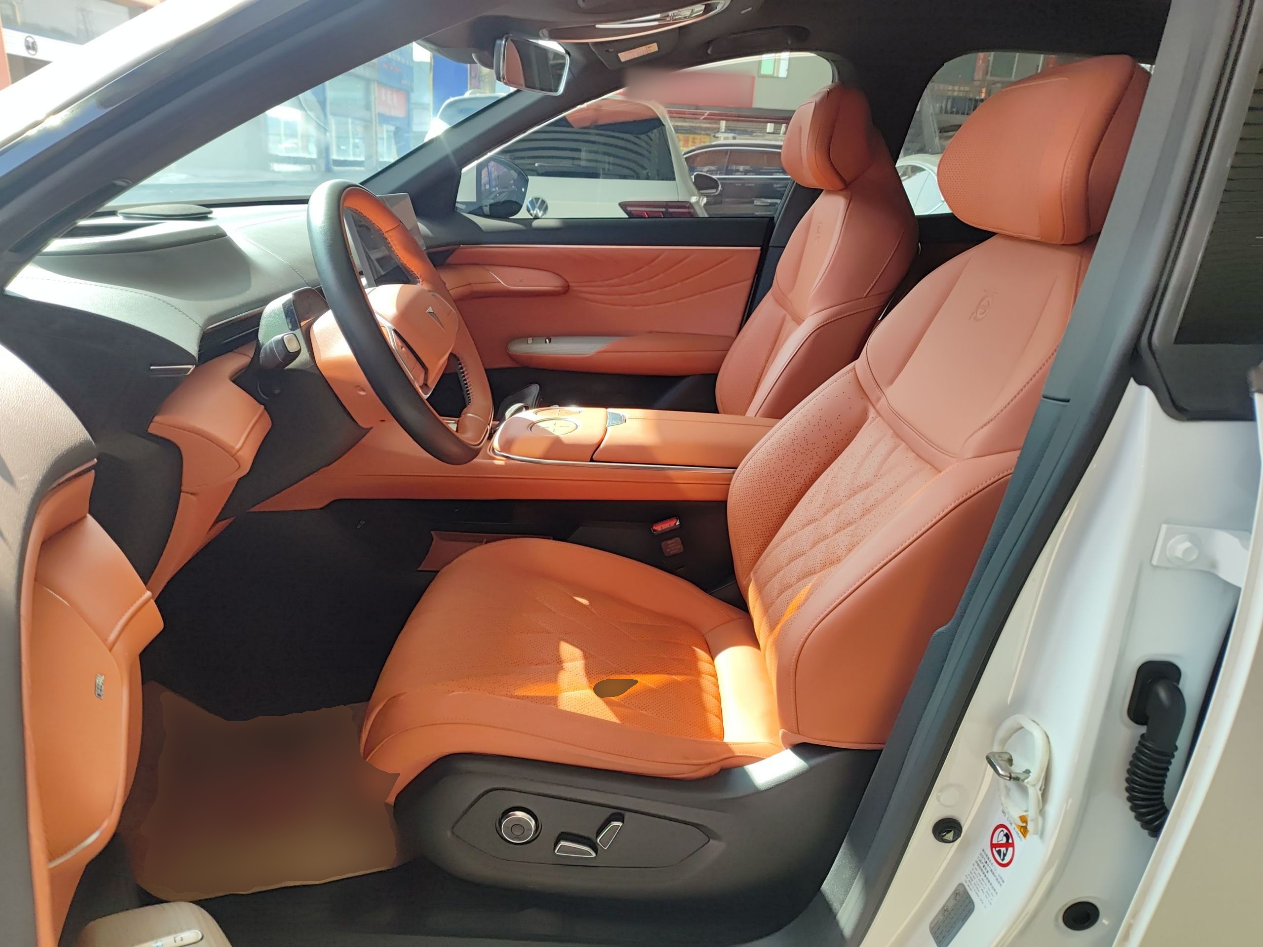 المقاعد الأمامية داخل السيارة