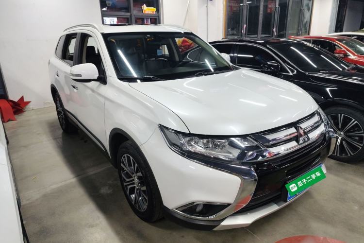 Used Mitsubishi Outlander 2016 2.4L 4x4 Elite Edition 5 Seats Front Right 45 Deg