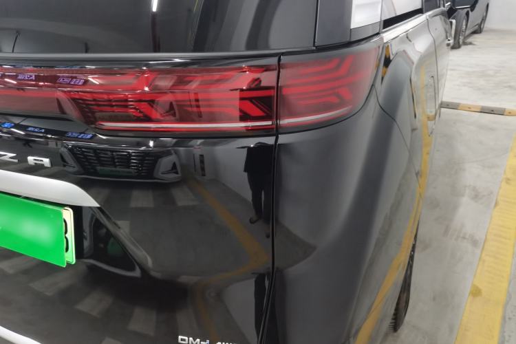 Used Denza D9 2024 DM-i 980 Four-Wheel Drive Flagship Model Right Rear Taillight