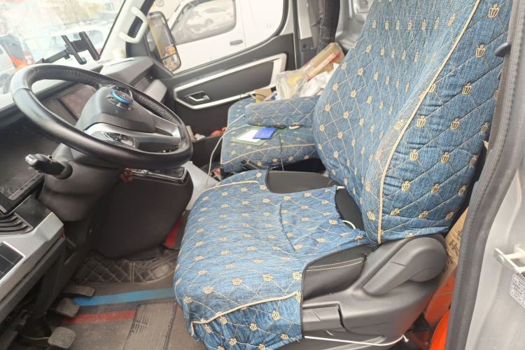 Used Dongfeng Yufeng 2023 V9+ 2.3T Manual Rear-Drive Dual Rear Tires Long Wheelbase High-Roof 3-Seater Cargo Van Left Front Seat