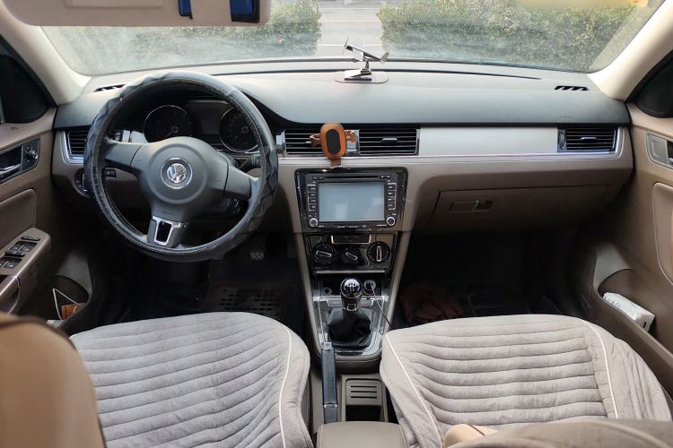 Used Volkswagen Bora 2014 1.6L Manual Comfort Model Center Console