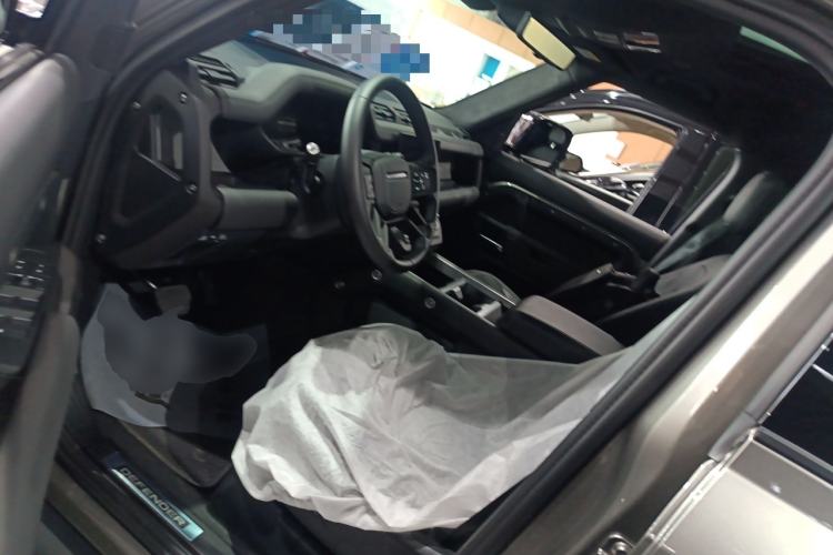 Used Land Rover Defender 2025 110 3.0T P400 – Dynamic HSE Driver Seat