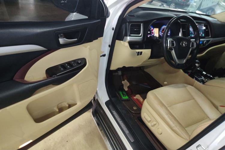 Used Toyota Highlander 2017 2.0T Two-Wheel Drive Luxury Edition 7 Seats Driver Seat