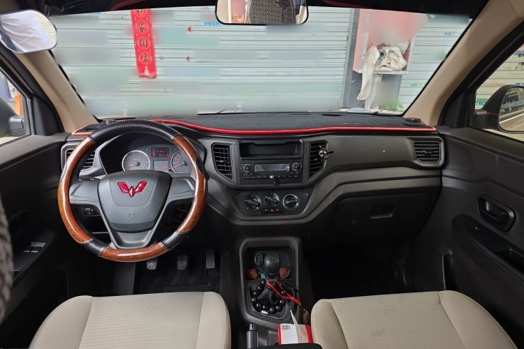 Used Wuling Hongguang V 2022 1.5L Jingqu Edition Electric-Assist LAR Center Console