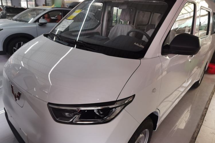 Used Wuling Yangguang 2024 300KM Comfort Version Passenger Van 75kW