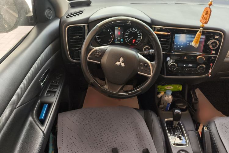 Used Mitsubishi Outlander 2013 2.4L Four-Wheel Drive Luxury Navigation Version 7 Seats
