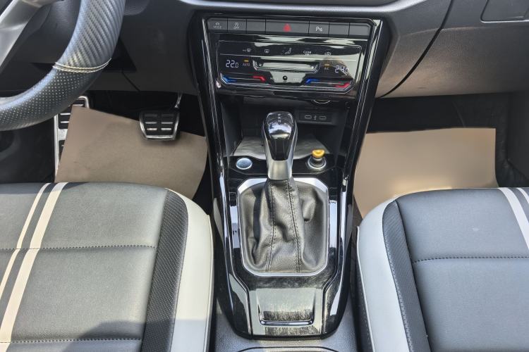 Used Volkswagen T-ROC 2023 300TSI DSG Two-Wheel-Drive Chen Guang Edition
