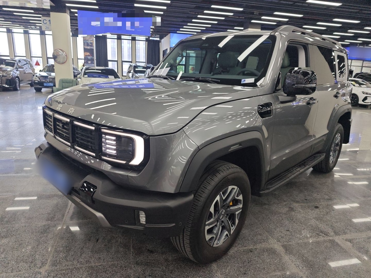 تحت مقدمة السيارة