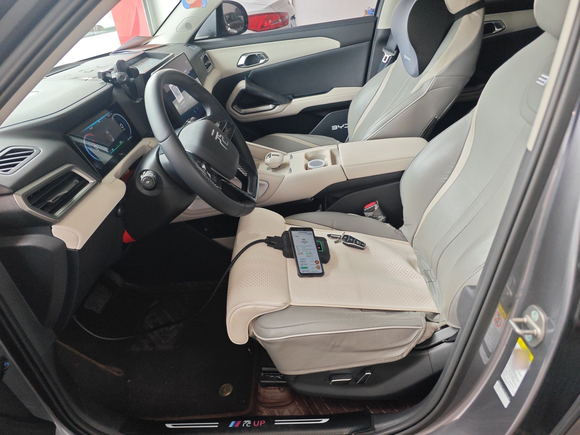 المقاعد الأمامية داخل السيارة