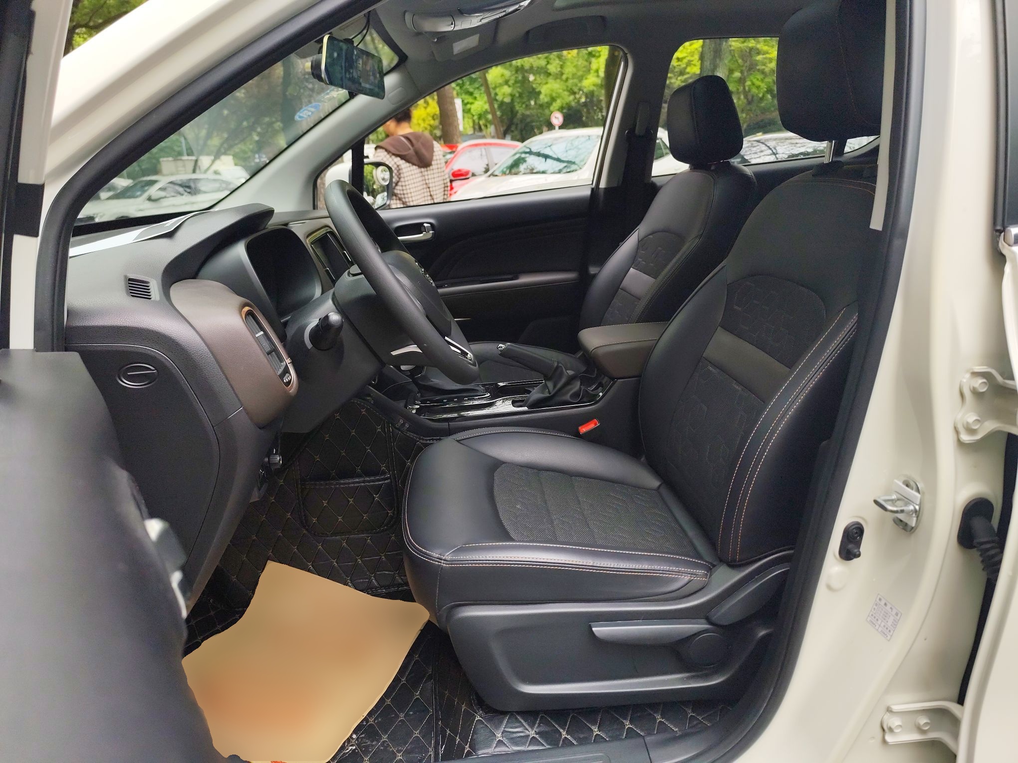 Переднее сиденье в автомобиле