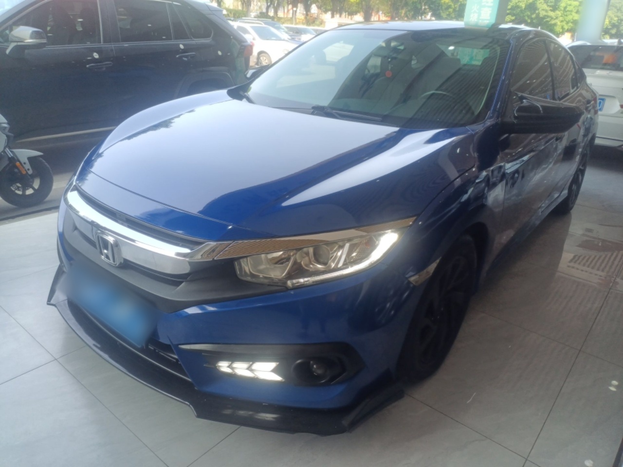 تحت مقدمة السيارة