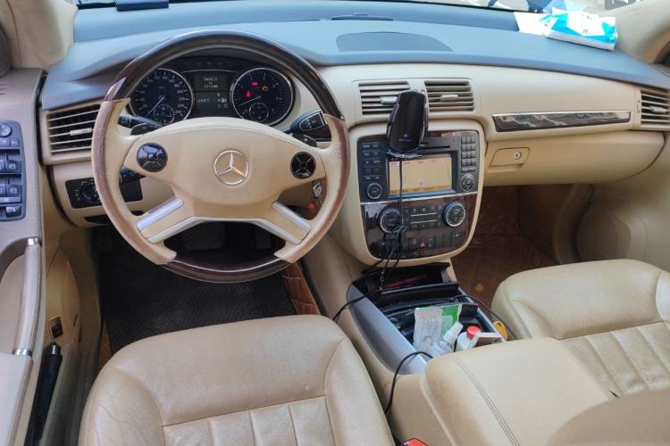 Used Mercedes-Benz R-Class 2009 R 300 L Luxury Model Center Console