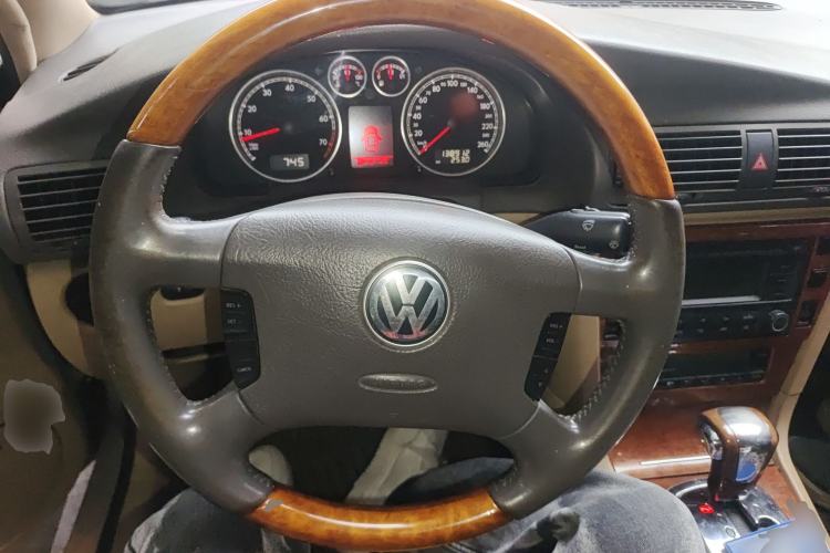 Used Volkswagen Passat 2005 1.8T Automatic Deluxe Plus Version Steering Wheel