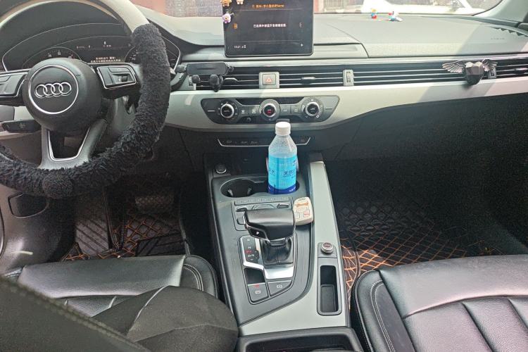 Used Audi A4L 2018 30th Anniversary Edition 40 TFSI Trendy Model Center Console