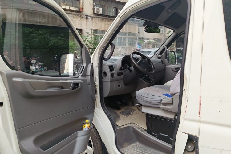 Used Dongfeng Yufeng 2014 2.5T YuliBao Logistics Vehicle Standard Features Include Short Wheelbase with Mid-Roof ZD25