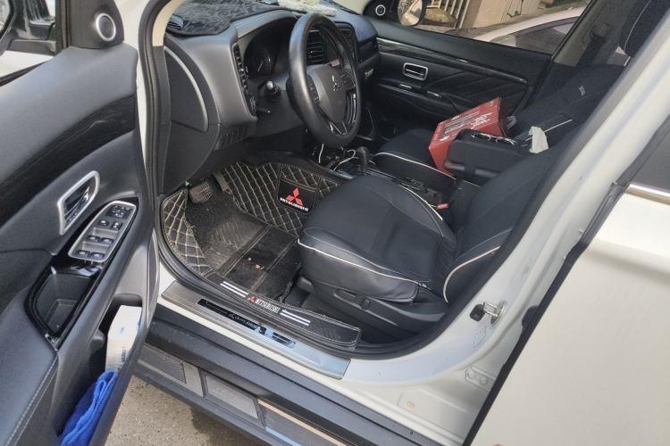Used Mitsubishi Outlander 2019 2.0L Two-Wheel Drive Comfort Edition 5 Seats China V Standard Driver Seat