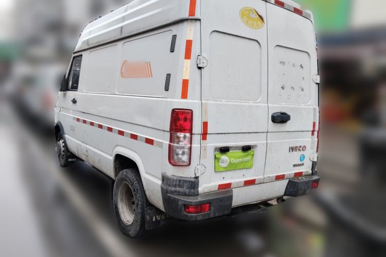 Used Iveco Daily 2021 2.8T V35 VAN厢式 Delivery Van 3-Seater Short Wheelbase Mid-Roof Design with Dual Tires and Side Sliding Doors
