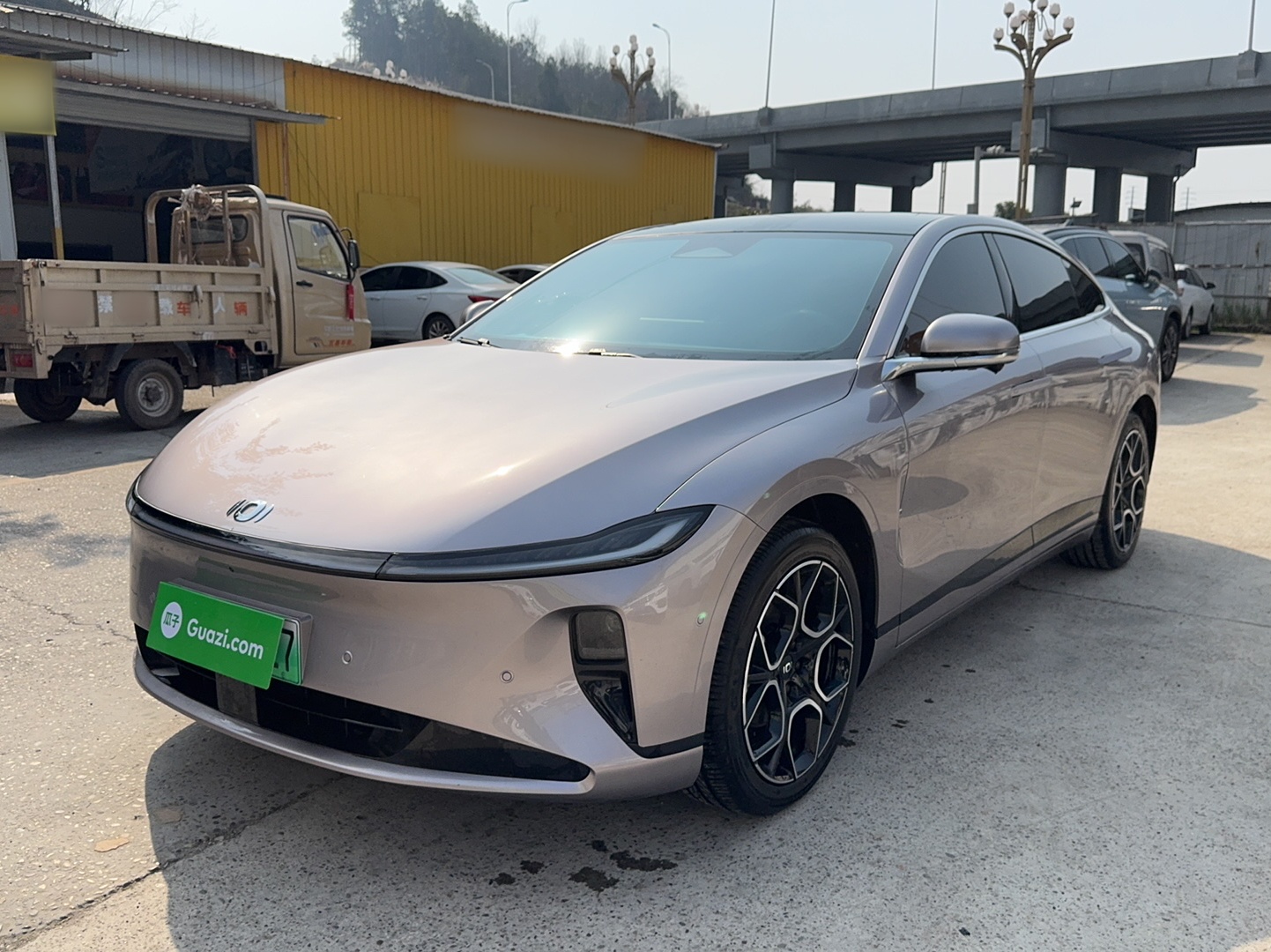 Под передней частью автомобиля