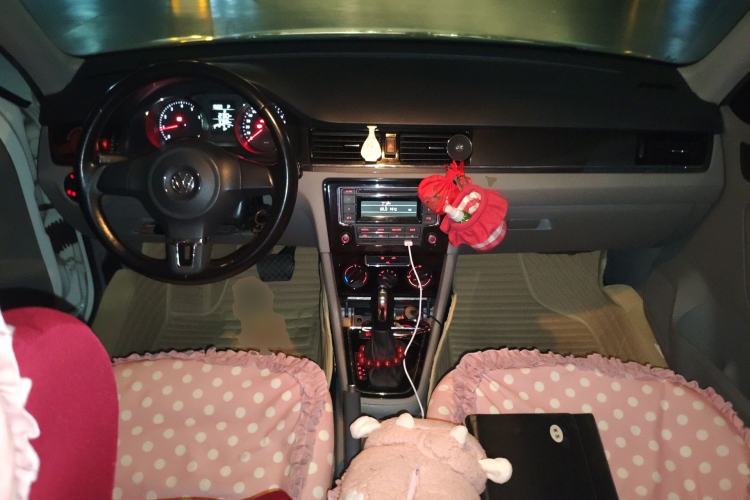 Used Volkswagen Bora 2013 1.6L Automatic Fashion Model Center Console