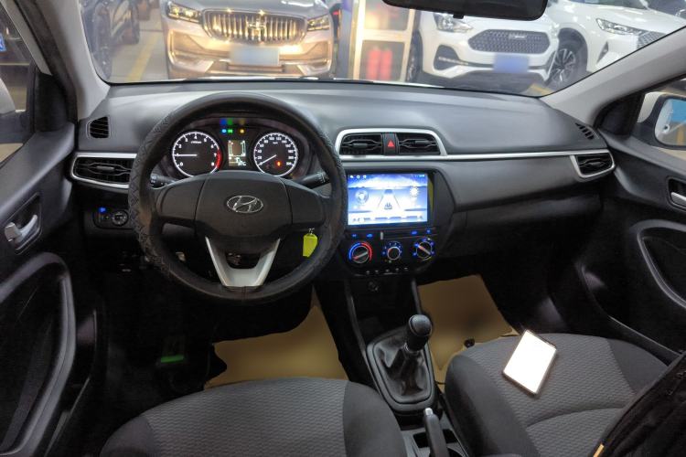 Used Hyundai Verna (older generation) 2020 1.4L Manual GL Refreshed Edition Center Console