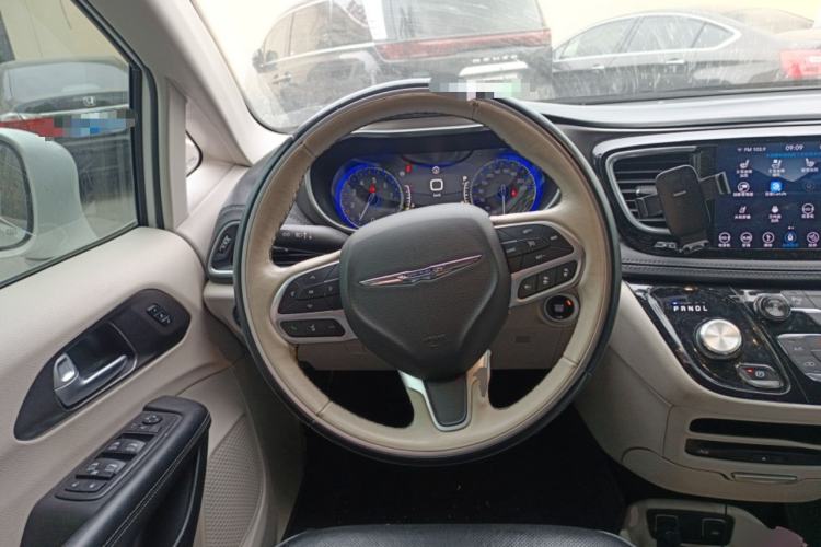 Used Chrysler Grand Voyager 2017 3.6L Premium Edition Steering Wheel