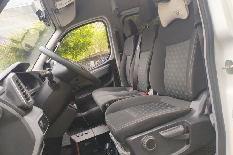 Used SAIC MAXUS Xintu V80 2024 Aotuntong 6MT Short-Wheelbase Mid-Roof Model with 127 Ps 5/6 Seats
