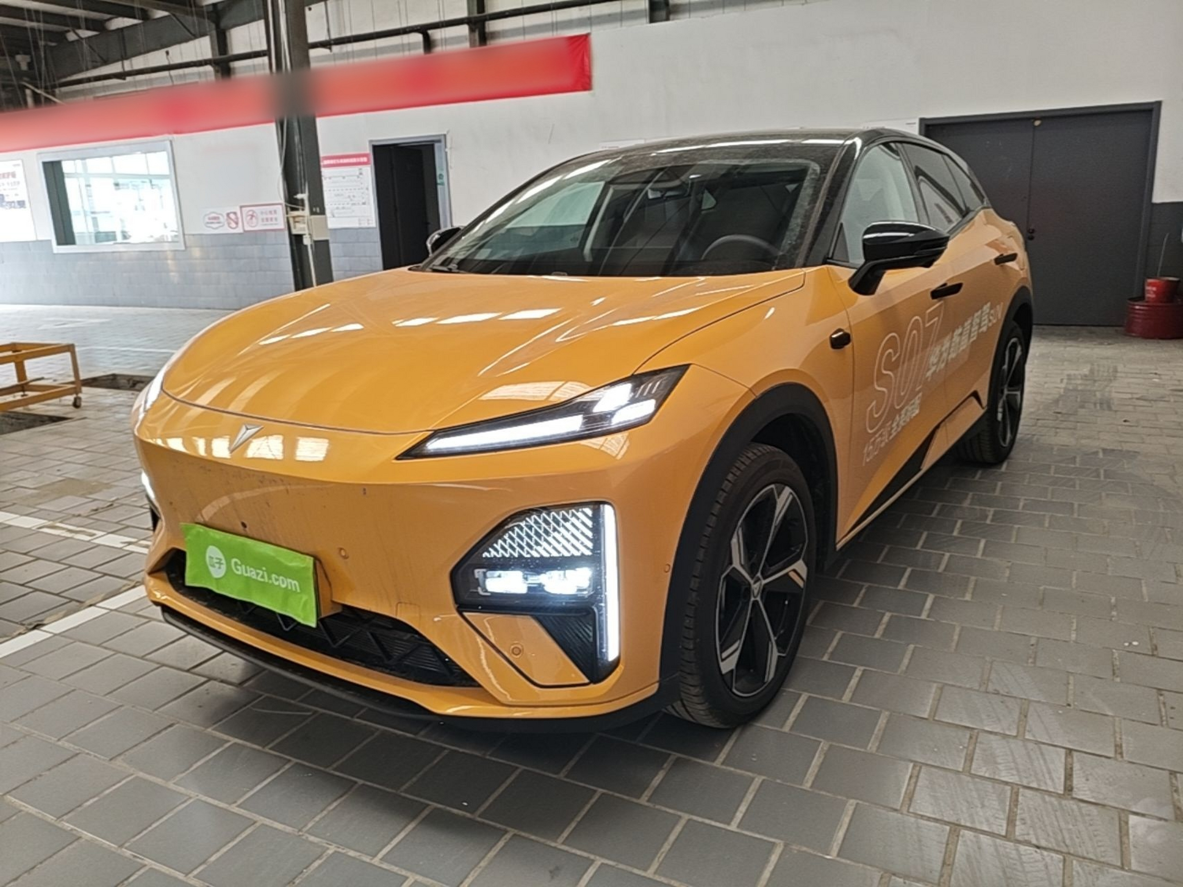 Unter der Vorderseite des Autos