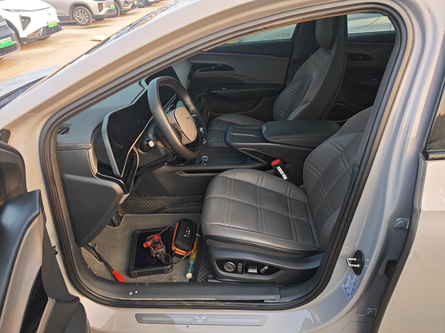 المقاعد الأمامية داخل السيارة