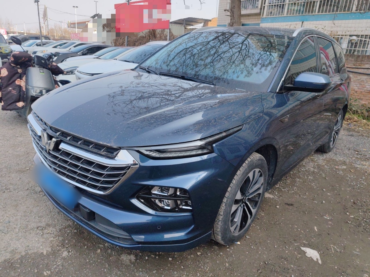 Под передней частью автомобиля