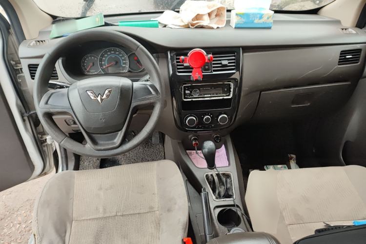 Used Wuling Rongguang V 2018 1.5L Standard Version Center Console