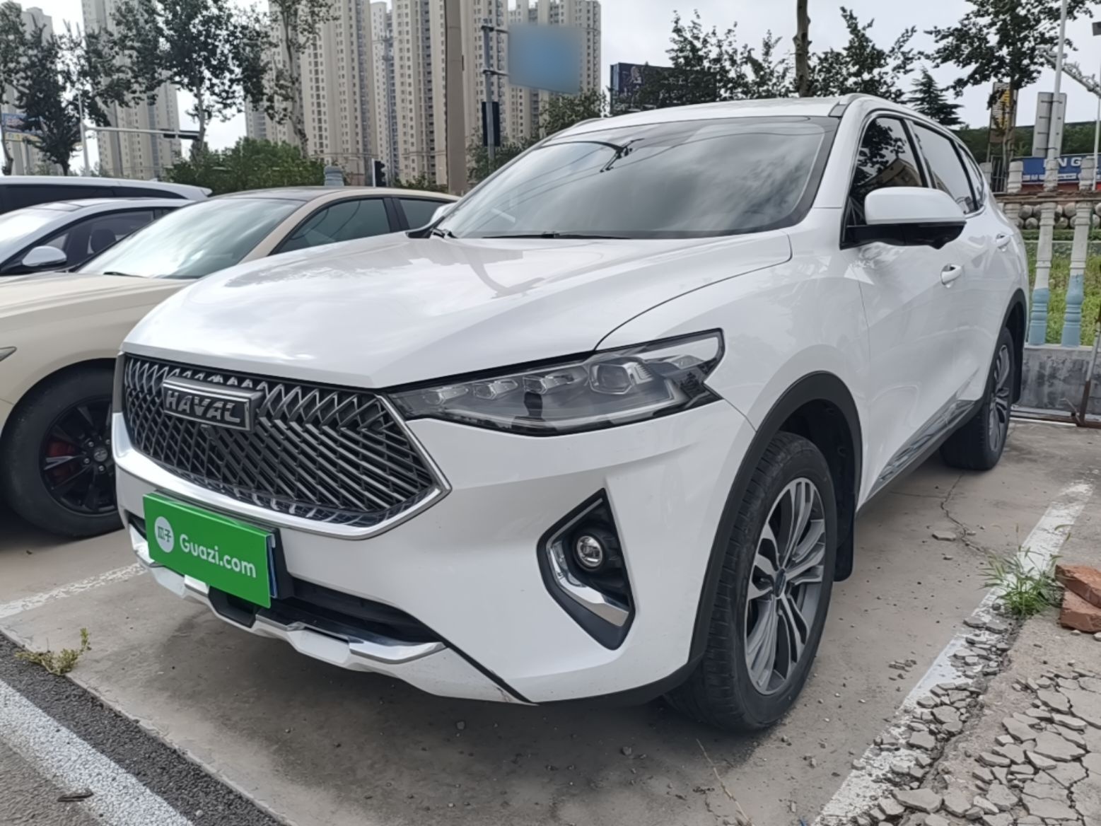 Под передней частью автомобиля
