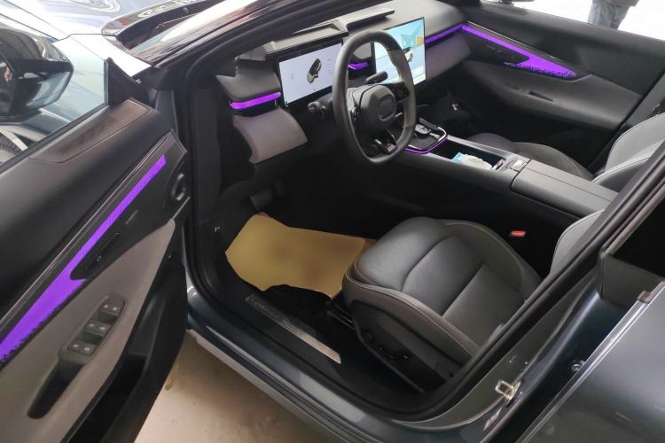 Used Lynk & Co 08 EM-P 2025 220 km All-Wheel-Drive Performance Halo
