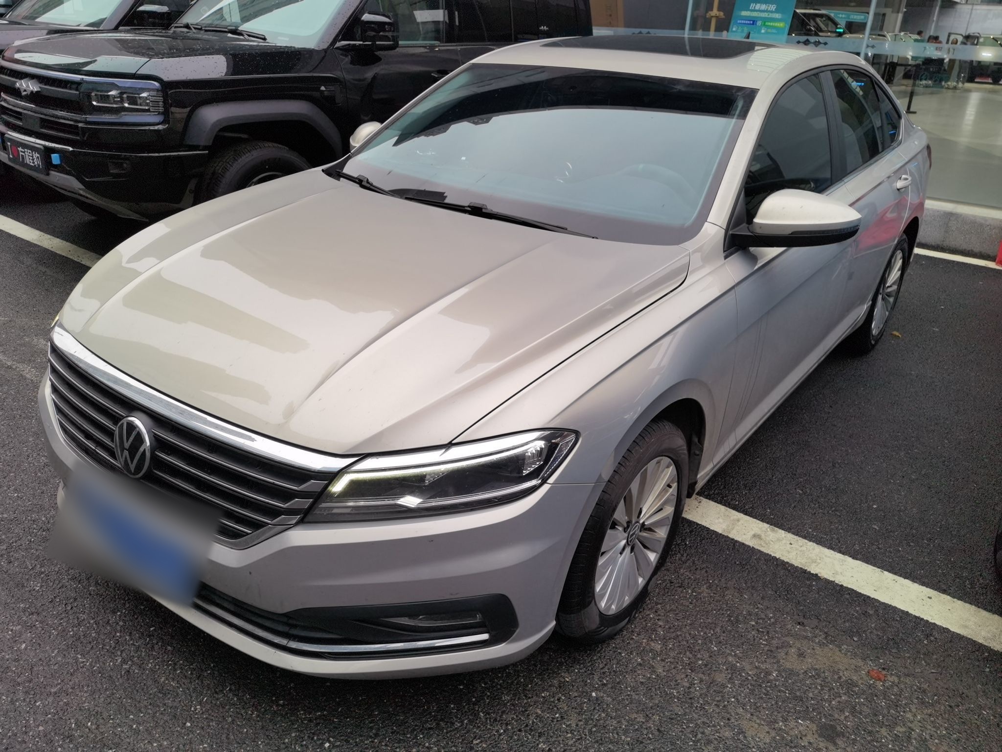 Под передней частью автомобиля