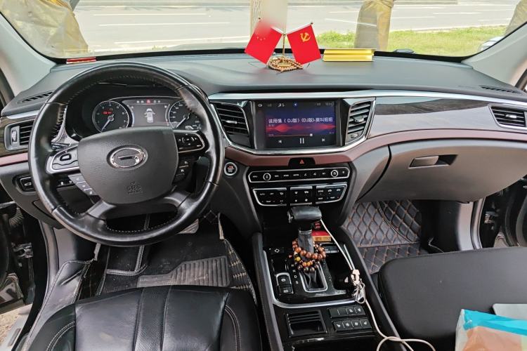 Used GAC Trumpchi GS8 2017 320T Two-Wheel Drive Luxury Smart Connectivity Version (7 Seats) Center Console